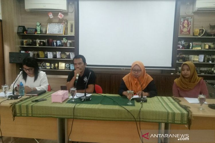 Ketua Serikat Buruh Migran Indonesia (SBMI) untuk Kabupaten Mempawah Kalimantan Barat Mahadir berbicara dalam konperensi pers ?Melawan Perdagangan Orang Modus Pengantin Pesanan? di Kantor Komnas Perempuan, Jakarta, Rabu (26/06/2019).