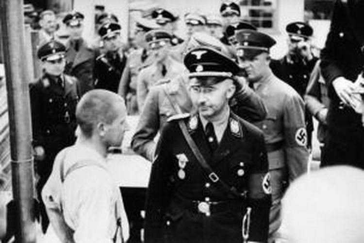 Komandan pasukan khusus SS, Heinrich Himmler mengunjungi kamp konsentrasi Dachau pada 1936. Dachau adalah kamp konsentrasi pertama yang dibangun atas perintah Himmler.