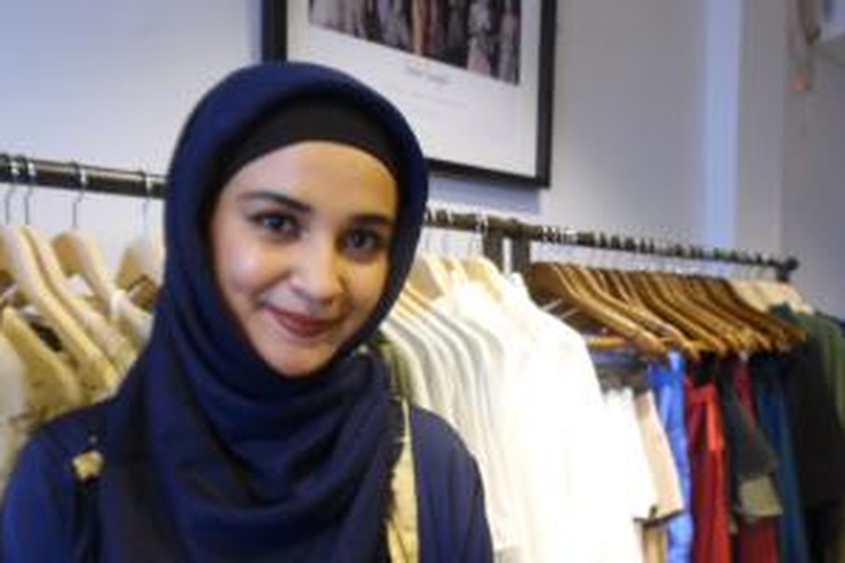 Artis peran Shireen Sungkar diabadikan usai peresmian butik miliknya di Jalan Benda Raya, Jakarta Selatan, Sabtu (9/5/2015).