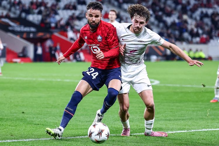 Bek Lille asal Indonesia #24 Calvin Verdonk (kiri) berebut bola dengan bek Brann Bergen asal Belgia #21 Denzel De Roeve dalam pertandingan sepak bola putaran pertama Liga Europa UEFA antara LOSC Lille dan SK Brann di Stade Pierre-Mauroy di Villeneuve-d'Ascq, Prancis utara, pada 25 September 2025. (Foto oleh Sameer Al-DOUMY / AFP)