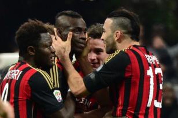 Para pemain AC Milan merayakan gol yang dicetak Mario Balotelli (tengah) ke gawang Bologna pada laga Serie-A di Stadion San Siro, Milan, Jumat (14/2/2014).