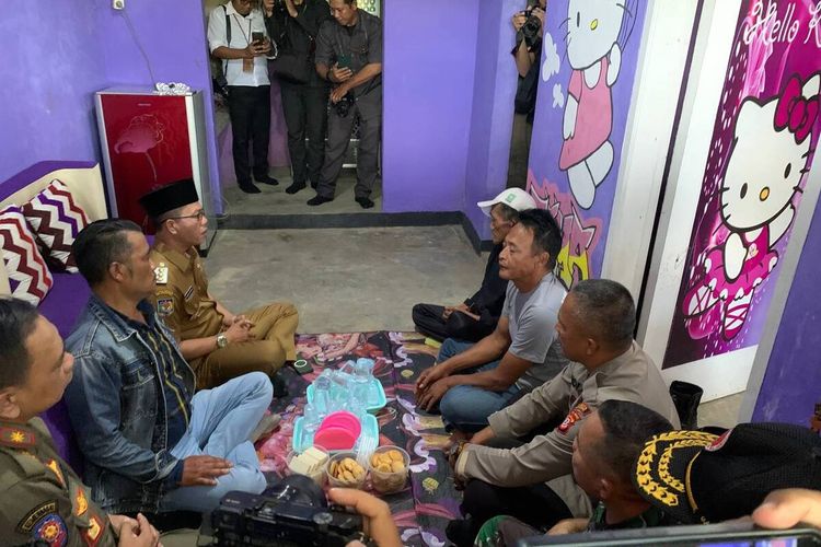 Bupati Bandung Dadang Supriatna saat melakukan takziah ke rumah INS (24) korban pembunuhan oleh suami sirinya di Desa Sukarame, Kecamatan Pacet, Kabupaten Bandung, Jawa Barat, Senin (5/8/2024)