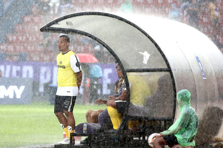 Pemain sekaligus manajer RANS Nusantara FC Hamka Hamzah saat berada di bench pada laga pekan ke-28 Liga 1 2023-2024 melawan Persik Kediri yang berakhir dengan skor 4-3 di Stadion Brawijaya Kediri, Jumat (8/3/2024) sore.