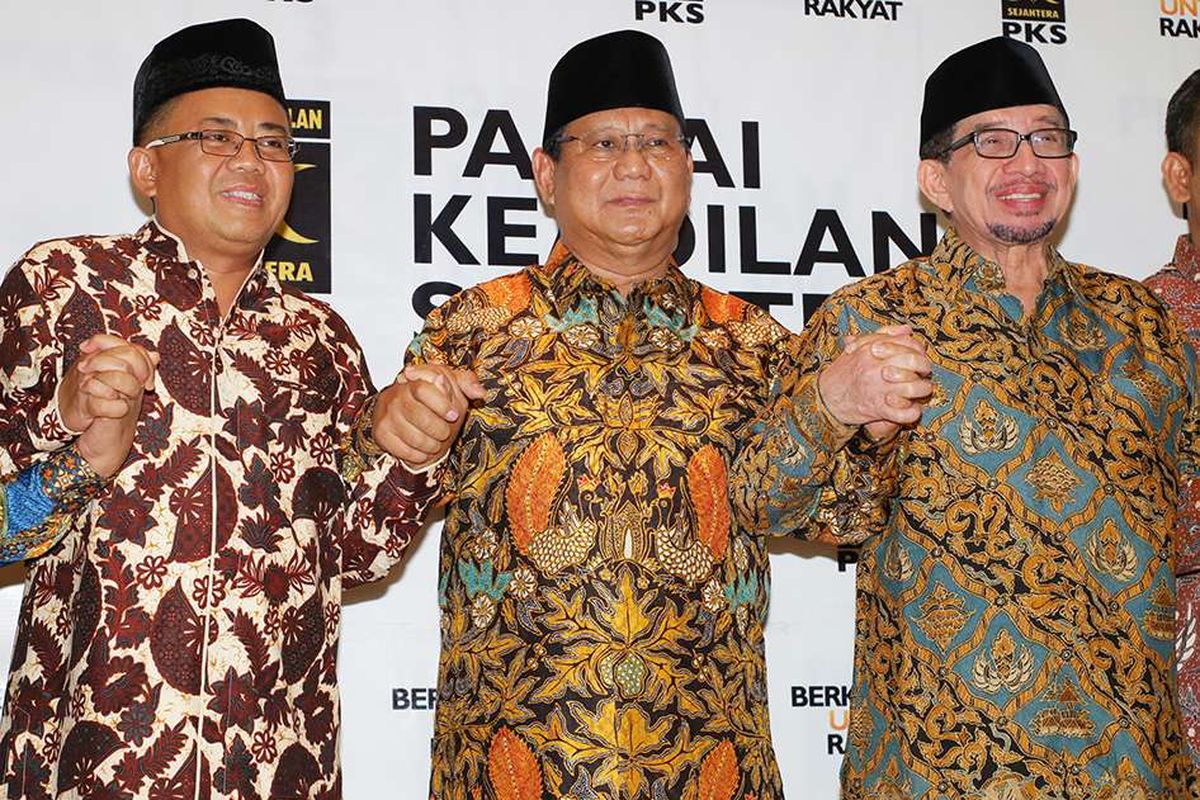 Ketua Umum Partai Gerindra Prabowo Subianto (tengah) bergandengan tangan dengan Presiden PKS Sohibul Iman (kiri) dan Ketua Majelis Syuro PKS Salim Segaf Aljufri seusai melakukan pertemuan di DPP PKS, Jakarta, Senin (30/7/2018). Pertemuan tersebut untuk membahas hasil dari penyampaian Ijtima Ulama dan Tokoh Nasional yang menunjuk Prabowo Subianto sebagai Calon Presiden 2019 serta Ketua Majelis Syuro PKS Salim Segaf Aljufri dan Ustaz Abdul Somad sebagai Cawapres.