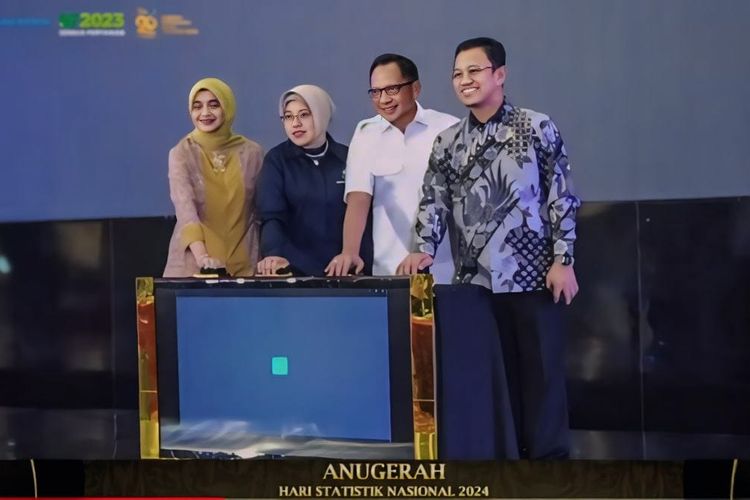 Mendagri Tito Karnavian beserta jajaran BPS terlihat menghadiri acara Anugerah Hari Statistik Nasional 2024 di Hotel Grand Mercure, Jakarta, Kamis (26/9/2024).  