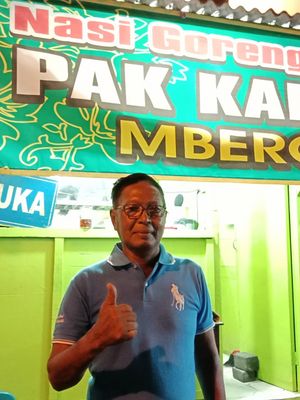 Pemilik Nasi Goreng Babat Pak Karmin, Sukarmin, berpose di depan tempat makannya yang legendaris di Jalan Pemuda, Semarang, yang tak pernah sepi pembeli. Tempat makan ini buka mulai Pukul 08.00 hingga 22.00.
