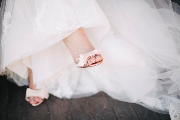 Ilustrasi sepatu blush pink dengan gaun putih.