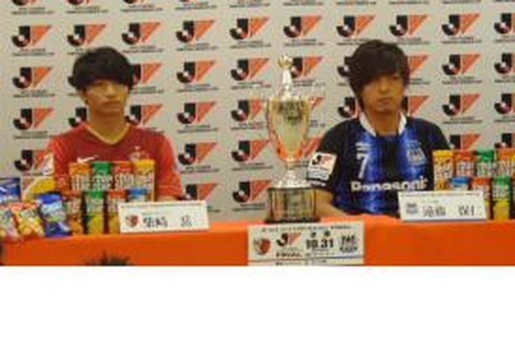 Gelandang muda Kashima Antlers Gaku Shibasaki (kiri) dan kapten Gamba Osaka, Yasuhito Endo, saat jumpa pers di Stadion Saitama, Jumat (30/10/2015). Shibasaki, yang mendapatkan penghargaan New Hero pada J League Yamazaki Nobisco Cup 2015, ingin melengkapi kesuksesan pribadinya ini dengan menjuarai event tersebut saat melawan Gamba (juara bertahan) di Stadion Saitama, Sabtu (31/10).