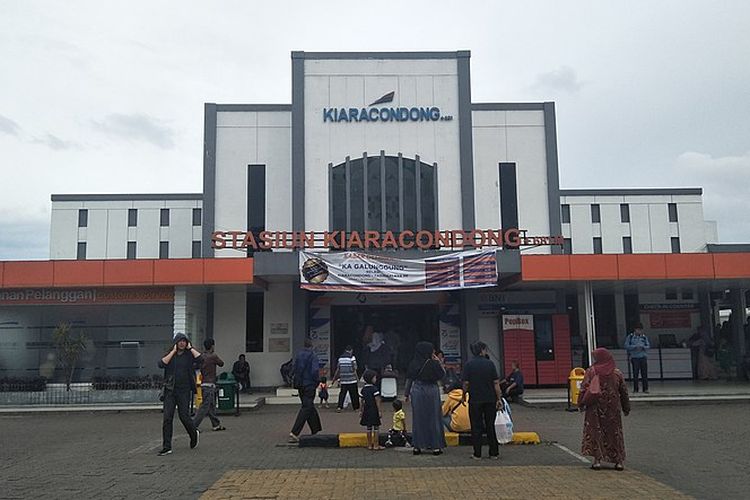 Stasiun Kiaracondong, Bandung. Salah satu stasiun di Bandung. 