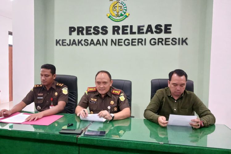Kepala Kejaksaan Negeri (Kejari) Gresik Nana Riana (tengah), saat memberi keterangan kepada awak media di gedung Kejari Gresik, Jawa Timur, Kamis (22/2/2024).