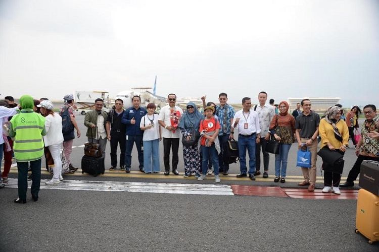 Dubes RI untuk Singapura Ngurah Swajaya beserta penumpang perdana penerbangan Garuda Indonesia rute Singapura-Bandung disambut hangat di Bandara Internasional Husein Sastranegara, Bandung, Minggu (2/12/2018).