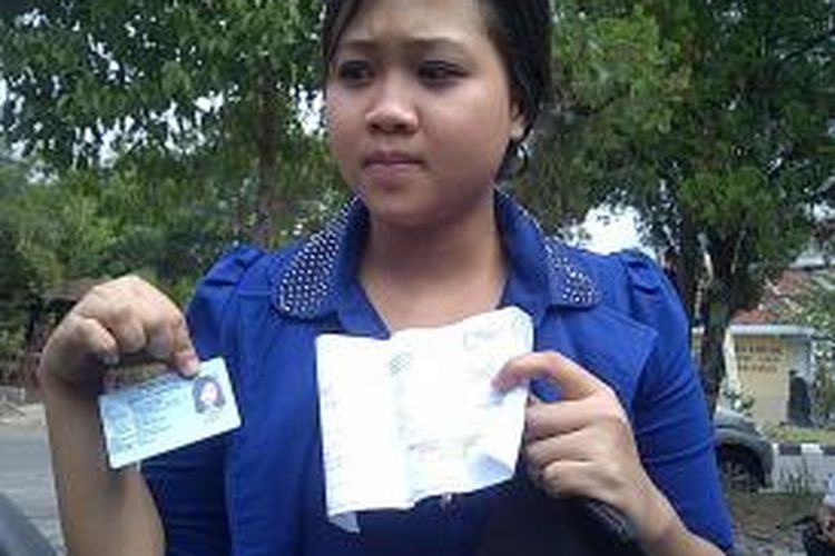 Mutiah Rosyida (22), salah satu karyawan Hotel Atria Kota Malang yang tak bisa nyoblos dan mendatangi kantor KPU setempat. Rabu (9/7/2014).