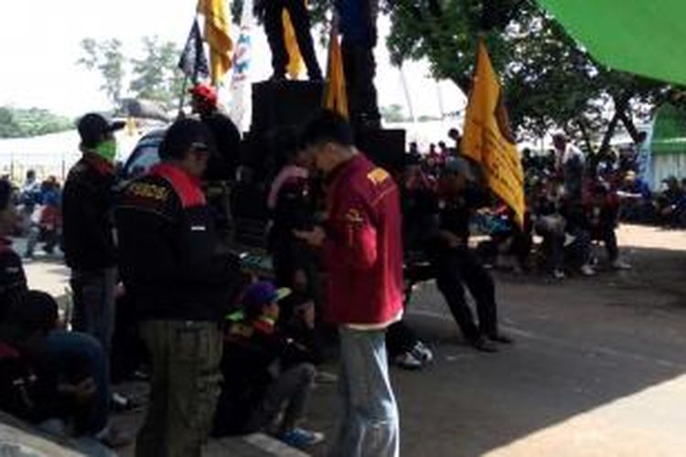 Buruh yang tergabung dalam Federasi Serikat Buruh Demokrasi Seluruh Indonesia medatangi Balai Patriot Bekasi.
