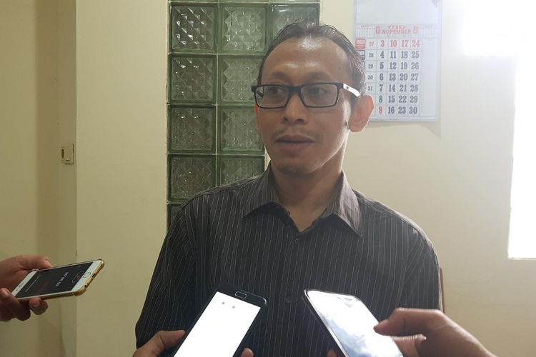 Analis Politik Exposit Strategic Arif Susanto. saat ditemui di kantor Formappi, Matraman, Jakarta Timur, Senin (4/11/2019).