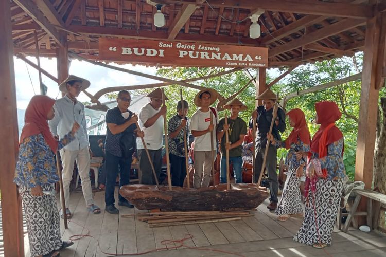 Sebanyak 14 pengurus BUMdes Wadas melakukan studi banding ke Umbul Nglanggeran di Patuk Gunung Kidul, Tebing Breksi di Prambanan, Kebun Buah Mangunan dan BUMDes Panggung Lestari di Bantul. Studi banding tersebut berlangsung 21-22 Januari 2023.