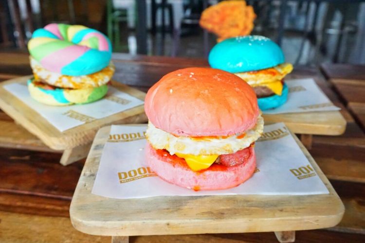 Burger warna menjadi salah satu andalan di Doodle Burger, Yogyakarta, Kamis (1/3/2018), selain burger karakter tokoh kartun. 