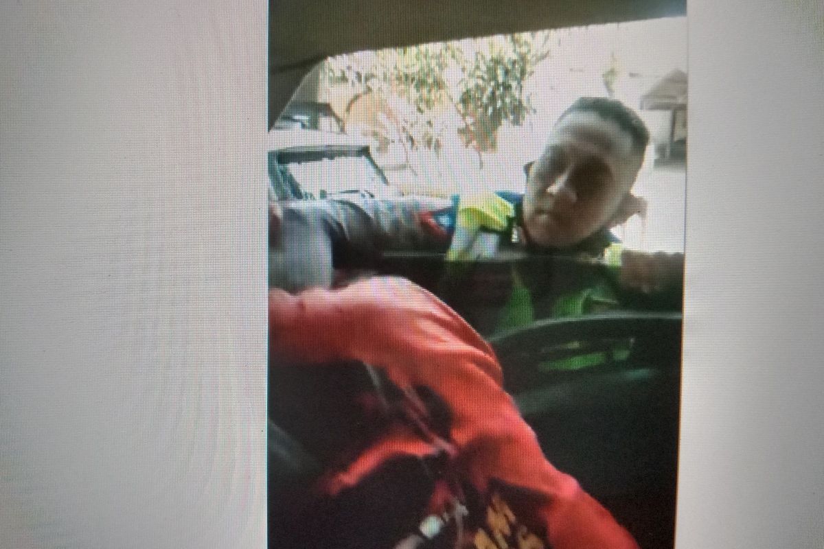 Tangkapan layar video pengemudi truk dipukul anggota Satlantas Polres Jombang, Jawa Timur, Senin (11/4/2022).