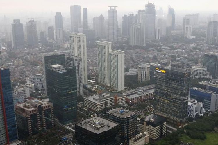 Suasana pembangunan gedung bertingkat tingkat tinggi atau high rise di Jakarta, Kamis, (10/11/2016). Pembangunan ini meliputi perkantoran, apartemen, dan hotel.