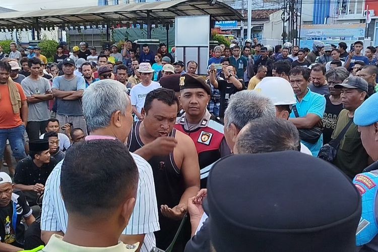 Sopir geruduk Kantor ASDP Ketapang Banyuwangi, Jumat (1/8/2025). Mereka memprotes antrean dan fasilitas buffer zone. 