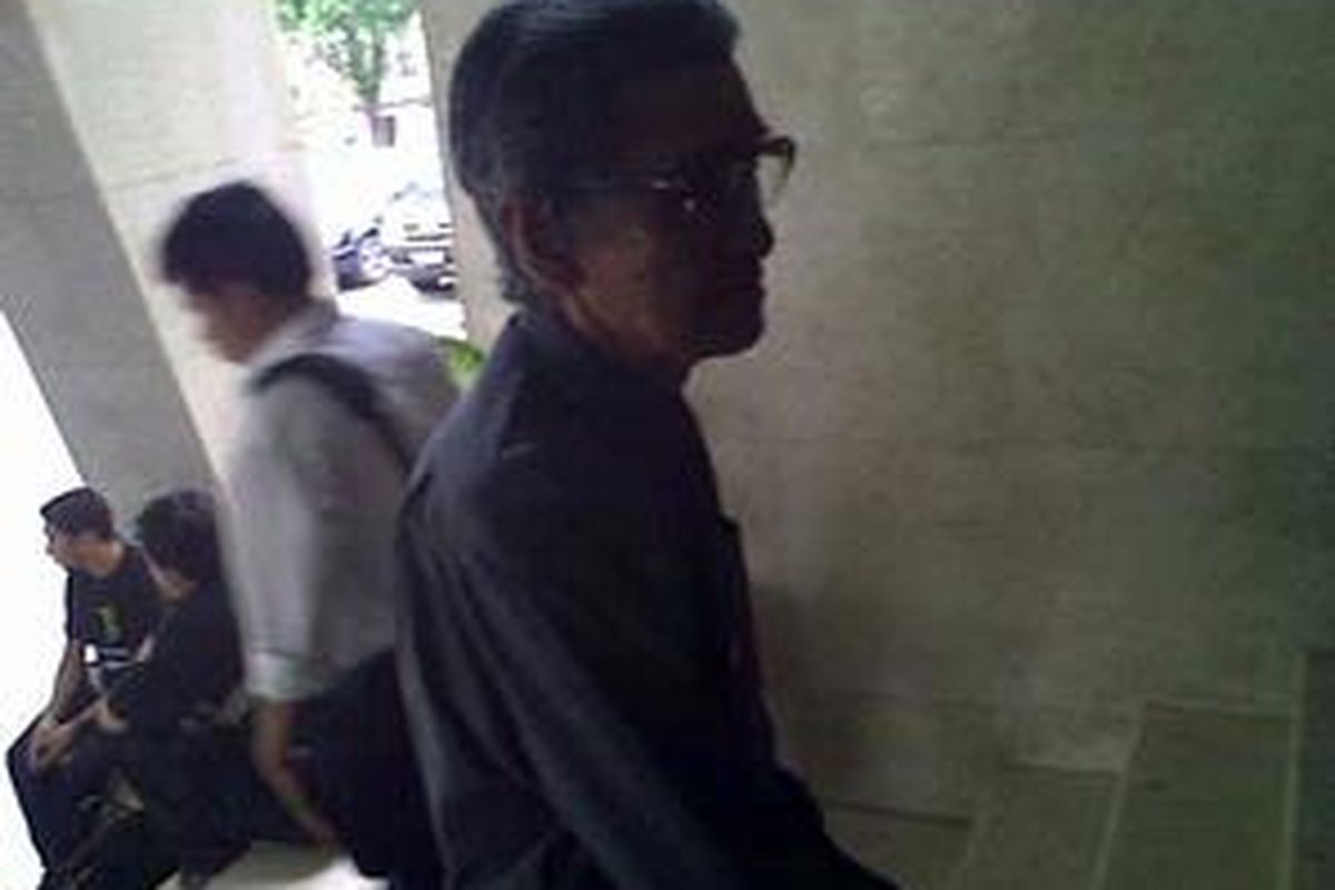 Jamhir Hamzah, ayah Chandra M Hamzah, saat tiba di Mabes Polri Jakarta, Senin (2/11).
