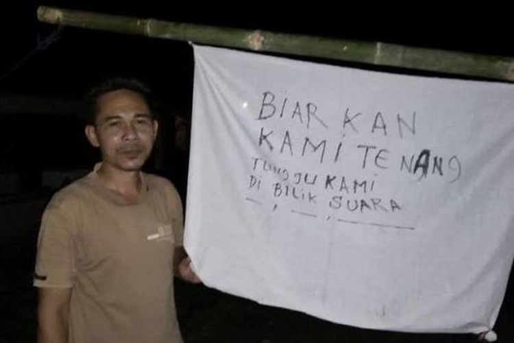 Anggota Panwaslu Kecamatan Taba Penanjung, Kabupaten Bengkulu Tengah, Provinsi Bengkulu, Masrizal, memperlihatkan spanduk yang meninginkan Pilkada aman
