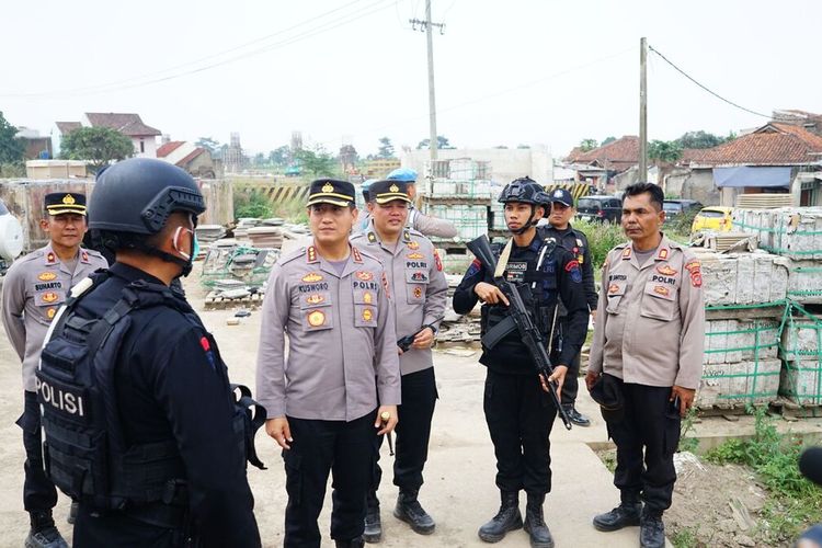 Sejumlah aparat Kepolisian dari Polresta Bandung mengamankan jalannya masa ujicoba proyek Kereta Cepat Jakarta-Bandung (KCJB) di Stasiun Tegalluar, Kecamatan Bojongsoang, Kabupaten Bandung, Jawa Barat