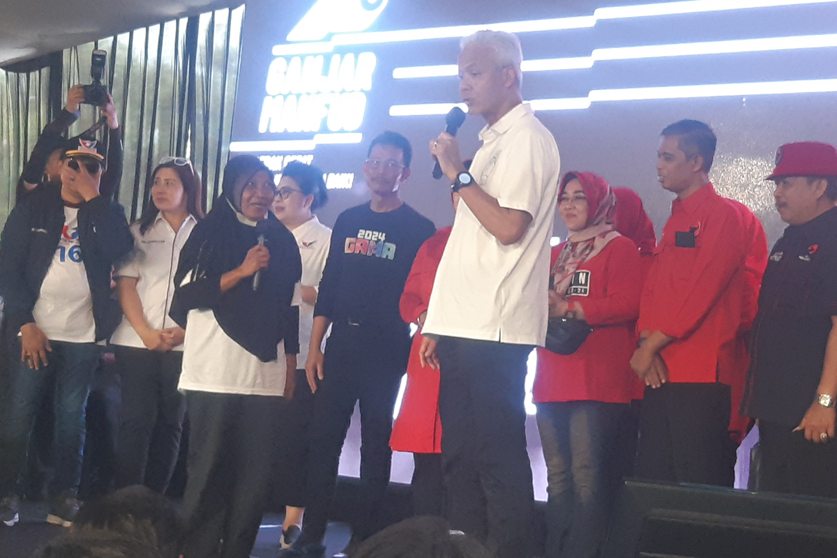 Calon presiden nomor urut 3 Ganjar Pranowo berbincang dengan warga seusai melaunching program 1 keluarga miskin 1 sarjana di Kecamatan Mojolaban, Sukoharjo, Jawa Tengah, Selasa (26/12/2023).