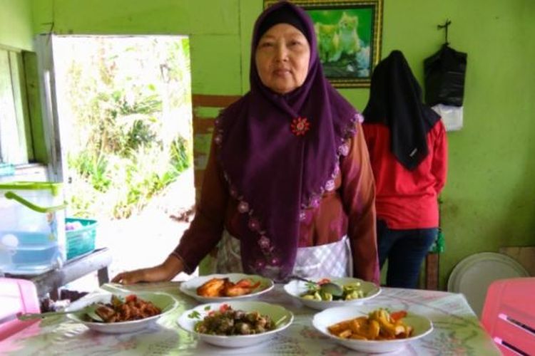 Bude Kemsiah penjual hidangan Melayu di Siak, Riau.