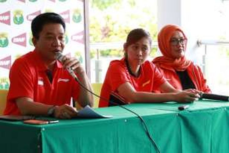 Pemain tunggal putri Indonesia, Maria Febe Kusumastuti (tengah), menghadiri konferensi pers penetapan tim kualifikasi Piala Uber Indonesia di pelatnas Cipayung, Rabu (3/2/2016).