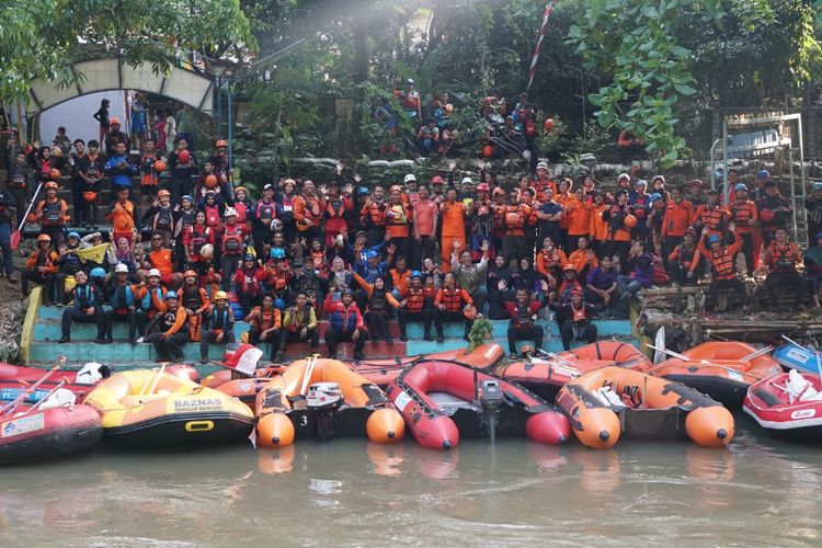 Disaster Management Center (DMC) Dompet Dhuafa ikut meramaikan Aksi Susur Sungai dalam rangka memperingati World Humanitarian Day (WHD) atau Hari Kemanusiaan Sedunia  2022 di Sungai Ciliwung, Kamis (18/8/2022).

