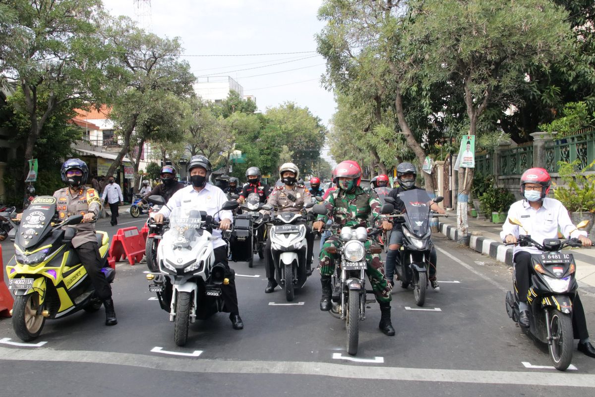 Bupati dan jajaran Forkopimda Lamongan saat mencoba pengaturan marka physical distancing, Rabu (15/7/2020).