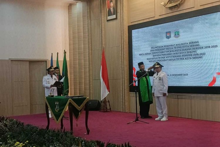 Penjabat Gubernur Banten Al Muktabar saat melantik Yedi Rahmat sebagai Penjabat Wali Kota Serang di Pendopo Gubernur Banten, Kota Serang. Yedu menggantikan Syafrudin yang habis masa jabatannya pada hari ini. Selasa (5/12/2023).