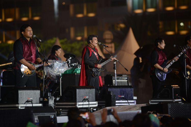 Pemusik dangdut Rhoma Irama dan grup Soneta menghibur pengunjung hari bebas kendaraan bermotor (HBKB) atau car free night  di Jalan MH Thamrin, kawasan Bundaran hotel Indonesia, Jakarta, Selasa (31/12/2019). Hujan tak menyurutkan animo masyarakat dalam merayakan Tahun Baru 2020 di kawasan itu. *** Local Caption ***