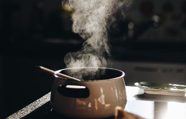 Jangan menyeduh kopi dengan air yang baru turun dari api, tunggulah selama 30 detik terlebih dahulu agar suhu air turun.