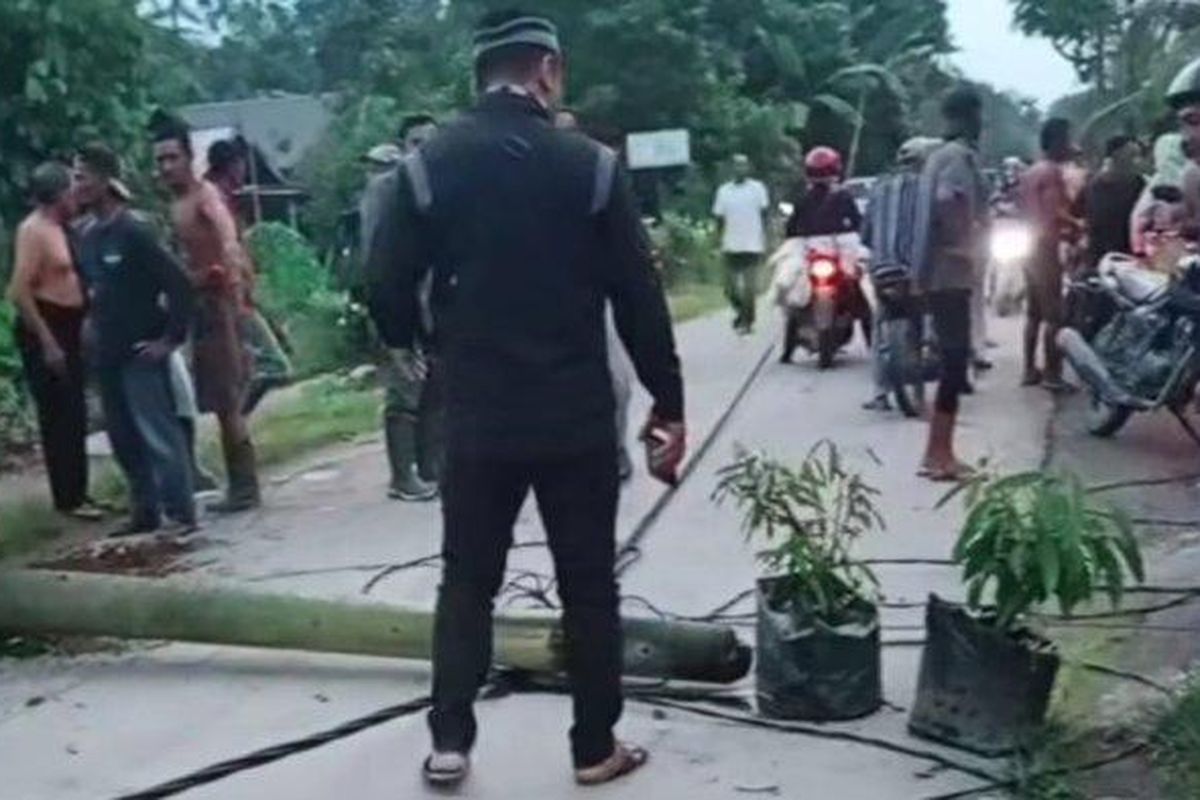 ibu dan anak saat tertimpa tiang listrik di Jalan Pacul, Kelurahan Cengkeh Turi, Kecamatan Binjai Utara, Kota Binjai, Sumatera Utara, Rabu (15/1/2025) sore.    
