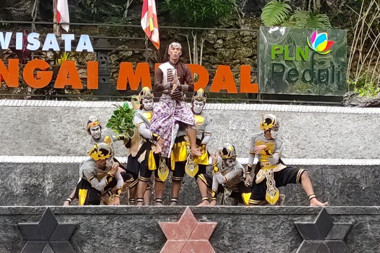 Pertunjukan sendratari Tribuana Manggala Bakti di Ekowisata Sungai Mudal di Kalurahan Jatimulyo, Kapanewon Girimulyo, Kabupaten Kulon Progo, Daerah Istimewa Yogyakarta.