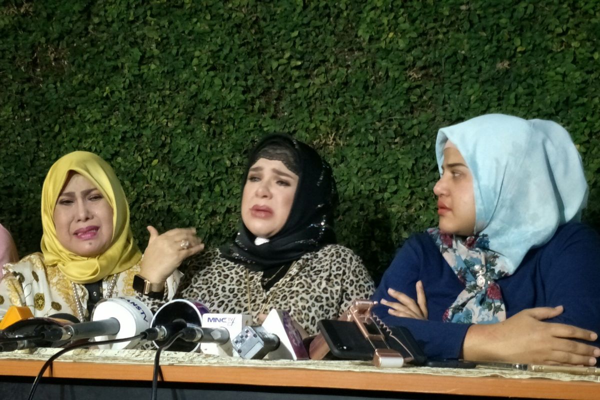 Penyanyi dangdut Elvy Sukaesih dan kedua outrinya, Fitria Sukaesih dan Dhawiya Sukaesih saat menggelar jumpa pers di kediamannya di kawasan Pejaten, Jakarta Selatan, Sabtu (14/9/2019).