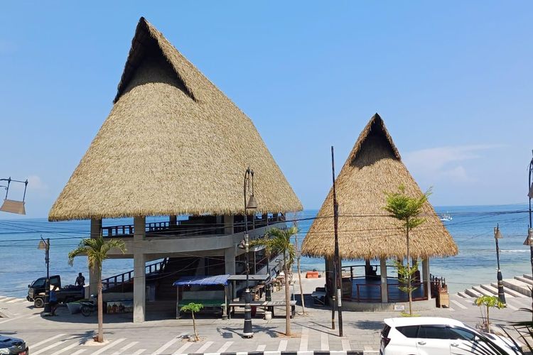 Bangunan dua lantai mirip rumah adat Lopo dengan atap menggunakan daun lontar yang sudah dikeringkan, di Pantai Kelapa Lima, Kupang, Nusa Tenggara Timur (NTT), Kamis (16/11/2023). Bangunan itu digunakan para pemilik UMKM untuk menjajakan usahanya.