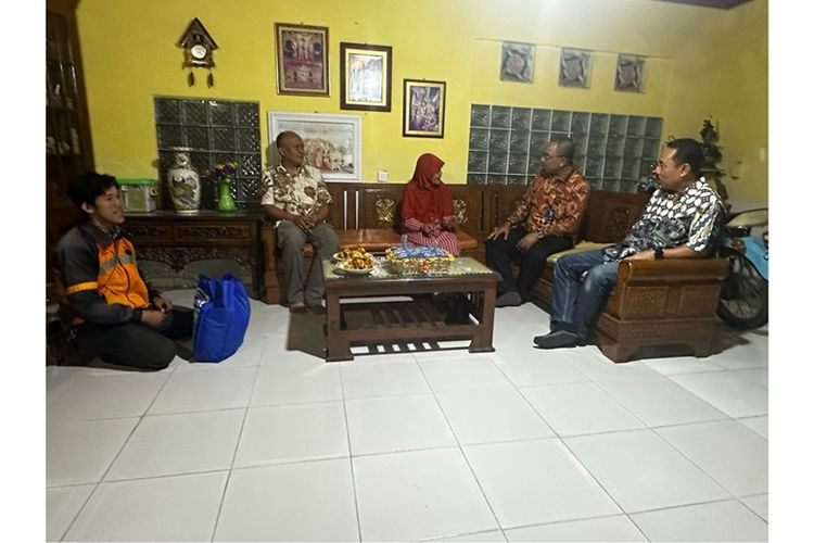 Direktur Bisnis Jasa Keuangan Pos Indonesia Haris saat mengantar dana pensiun langsung ke rumah penerima.