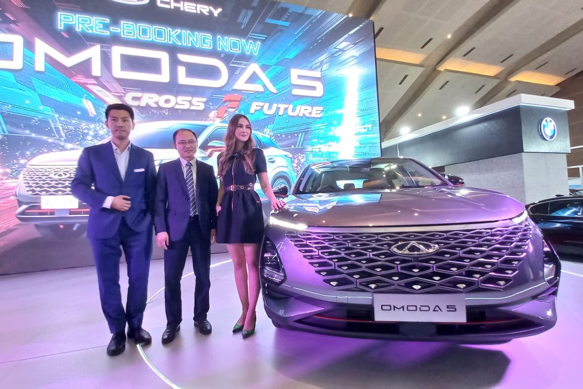 Luna Maya hadir di booth Chery di Indonesia International Motor Show (IIMS) 2023 untuk membeli Omoda 5