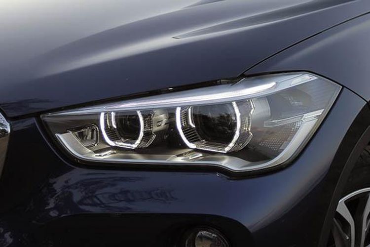Headlamp dengan Bi LED jadi penerangan utama All New BMW X1