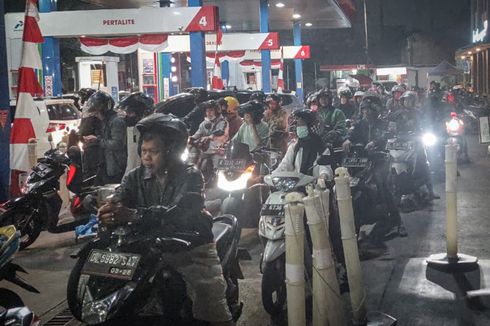 Takut Harga BBM Naik Besok, Ojol hingga Sopir Angkot di Cimahi Antre Panjang
