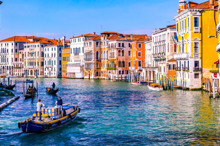 Air di kanal Venesia, Italia biasanya berwarna bening atau biru. Namun pada Minggu (28/5/2023), air kanal berubah jadi hijau neon.