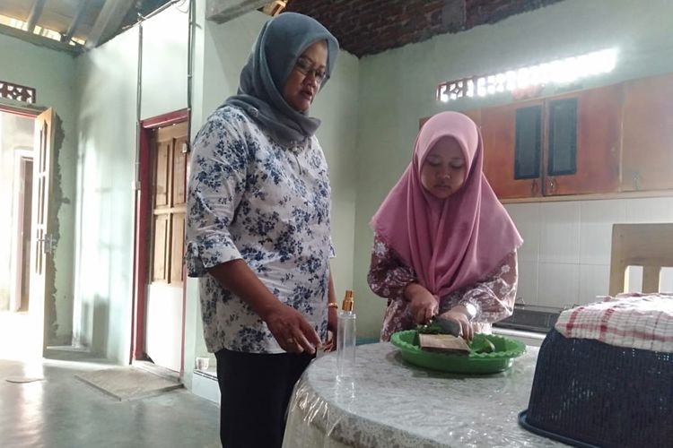 Fania Tri Mifayanti, siswa kelas VI SDN 1 Puguh, Kendal, Jawa Tengah, membuat hand sanitizer alami dari lidah buaya dan daun kemangi sebagai tugas proyek dari sekolah selama libur mencegah penyebaran covid-19.