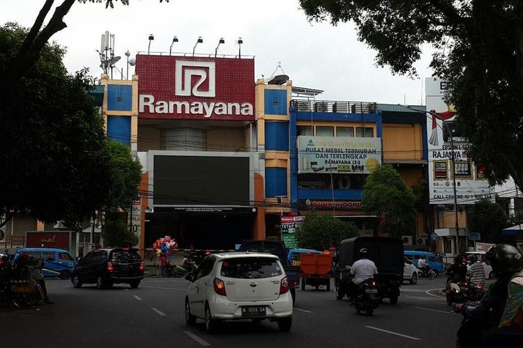 Pusat perbelanjaan Ramayana di sisi timur Alun-Alun Merdeka Kota Malang yang diketahui tetap buka di masa PSBB, Senin (18/5/2020).