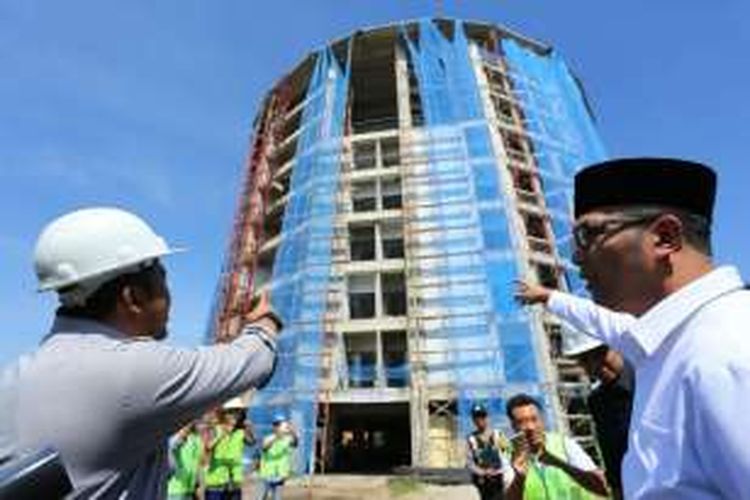Wali Kota Bandung Ridwan Kamil saat memantau proyek pembangunan apartemen rakyat di Rancacili, Kota Bandung, Senin (25/7/2016)