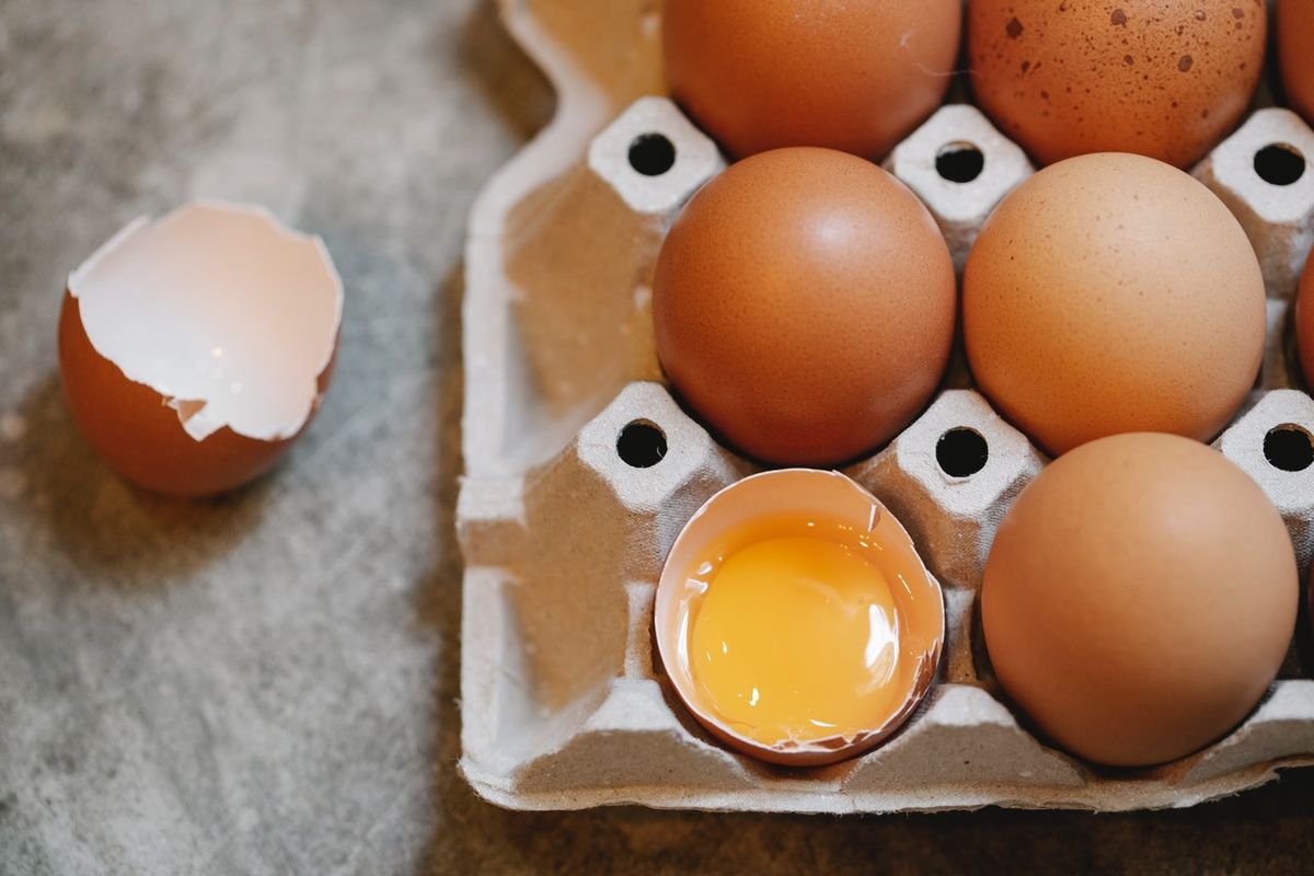 Sebagian orang menghindari makan kuning telur untuk diet karena dianggap tinggi lemak dan kolesterol, serta hanya makan putihnya saja.