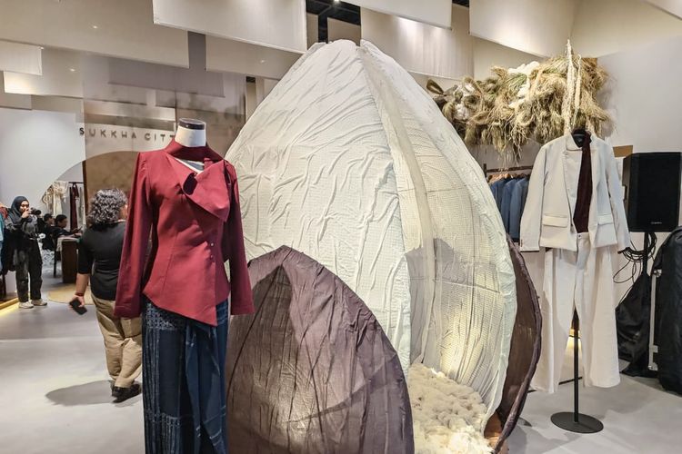 Koleksi terbaru SukkhaCitta bertajuk PERTIWI: A Modern Heritage Edit yang menggabungkan beskap, kebaya, dan kain Indonesia.