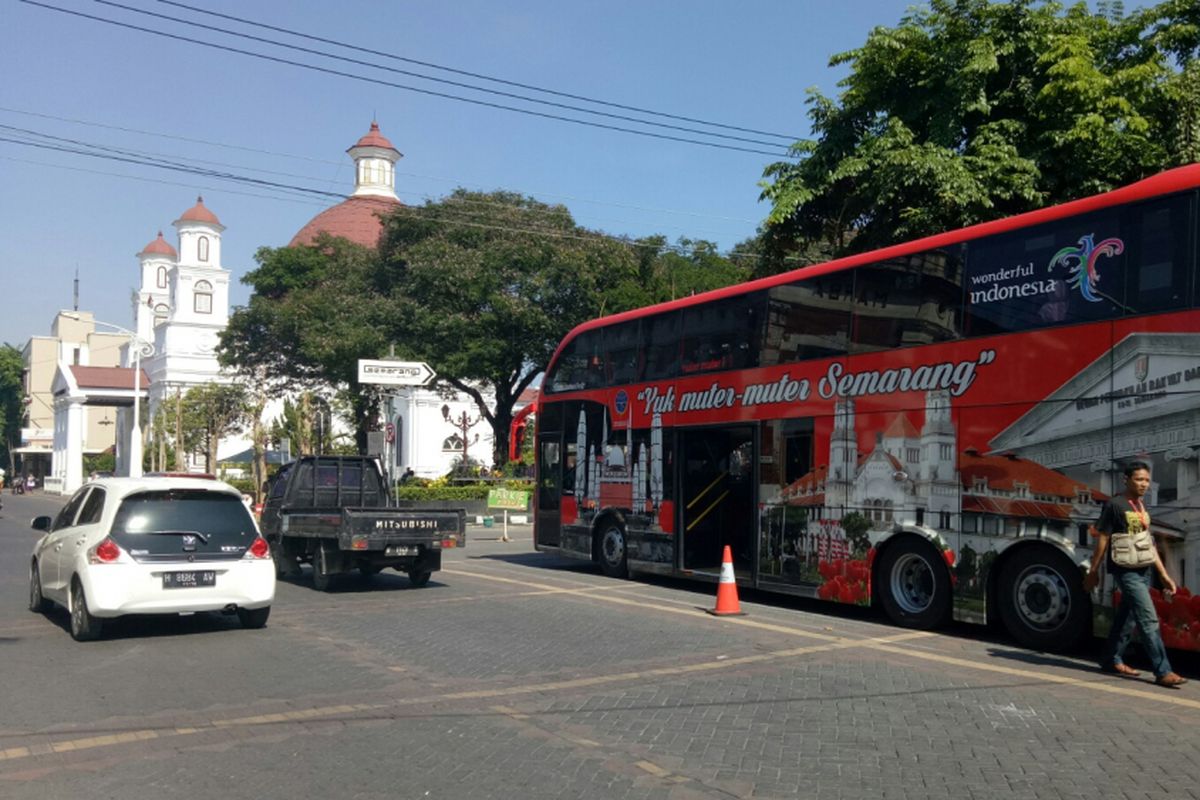 Bus tingkat wisata kota semarang terparkir di kawasan Kota Lama Semarang, Jumat (6/9/2017). Bus double decker wisata Semarang beroperasi setiap hari Selasa-Minggu, dari Museum Mandala Bhakti ke destinasi-destinasi wisata favorit Semarang, salah satunya Kota Lama.