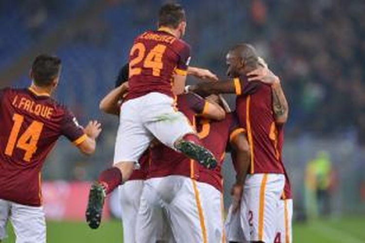 Para pemain AS Roma merayakan gol ke gawang Udinese pada laga lanjutan Serie A di Stadion Olimpico, Rabu (28/10/2015) atau Kamis dini hari WIB.